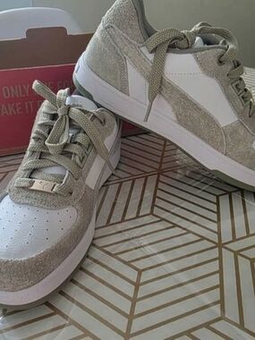 Brand New Puma Distressed Sneakers (Size :9)